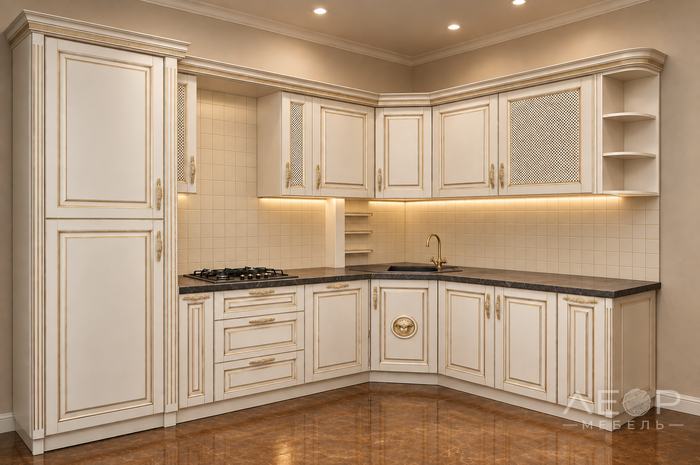 Угловая кухня в классике: филёнка, карнизы и витрины