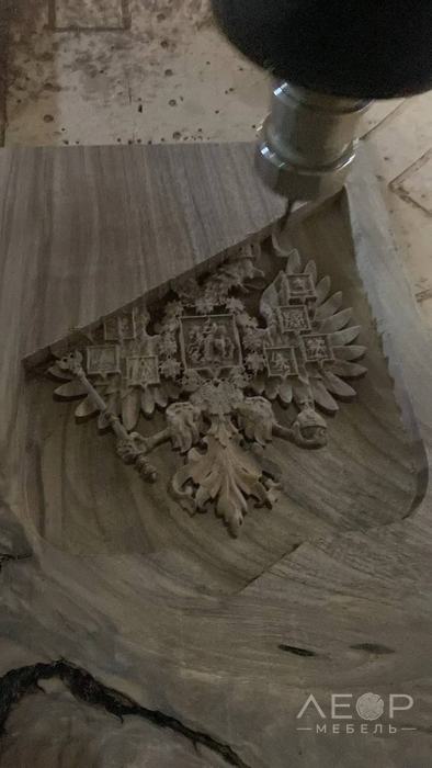 Резьба герба по массиву